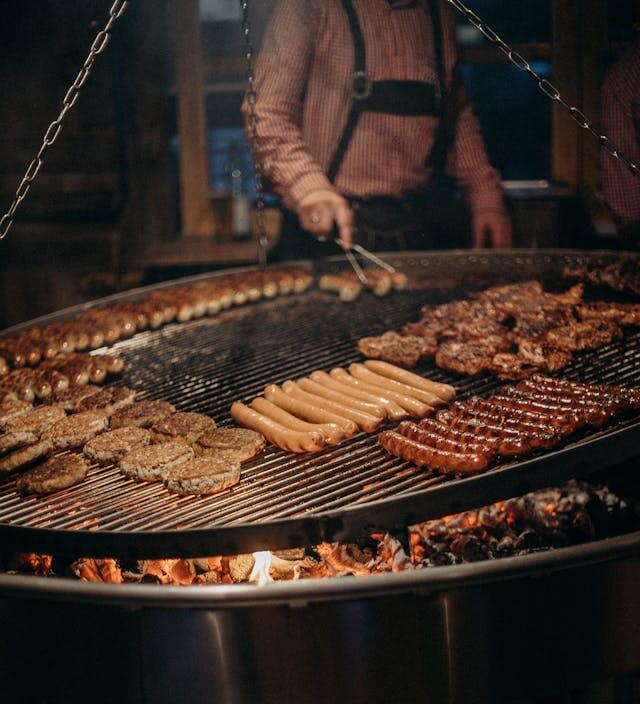 Assaggiare i currywurst in centro a Berlino