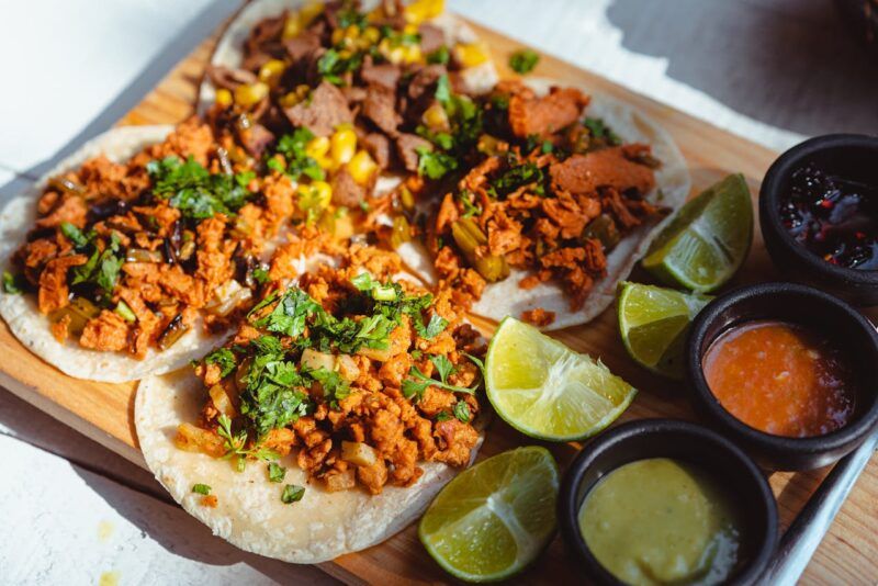 piatto di Tacos messicani con salse agrodolci e guacamole