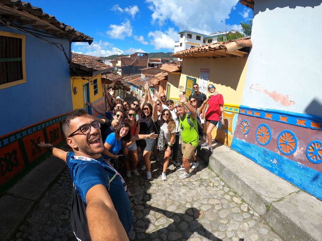 Gruppo WeRoad a Guatapé tra murales colorati e sorrisi condivisi: un momento di felicità di gruppo in una delle città più vivaci e fotogeniche della Colombia.