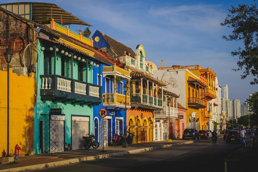 Scorcio urbano a Medellín, Colombia: tra colori vivaci, street art e auto d’epoca, la città racconta la sua anima autentica e sorprendente.