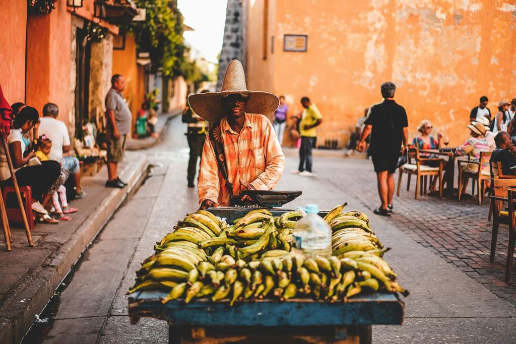 Banane mature nei mercati colombiani: ingredienti semplici che diventano protagonisti di dolci tradizionali come i bananos calados.