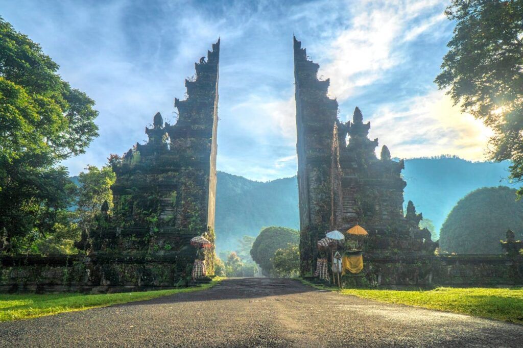 Iconico portale di Bali tra natura e spiritualità