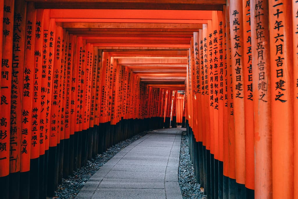 Il tunnel dei torii rossi del Fushimi Inari, Kyoto