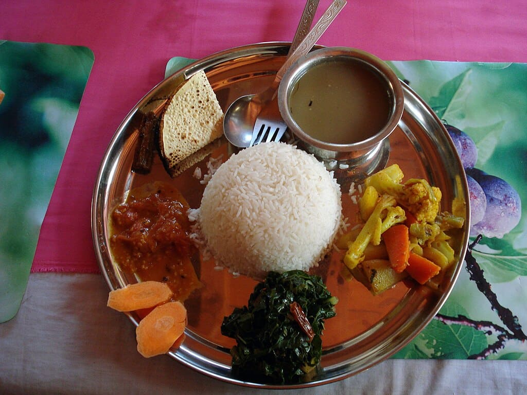 Smnbhattarai, CC BY-SA 4.0, via Wikimedia Commons piatto nepalese Dal baht