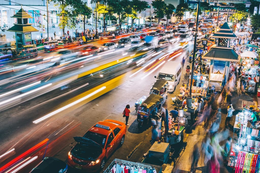 macchine in movimento lunga la strada principale di bangkok