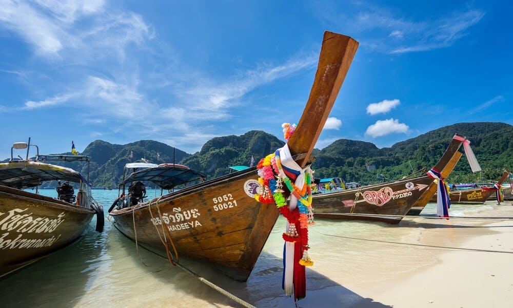 Barche sulla spiaggia di Phi Phi Islands