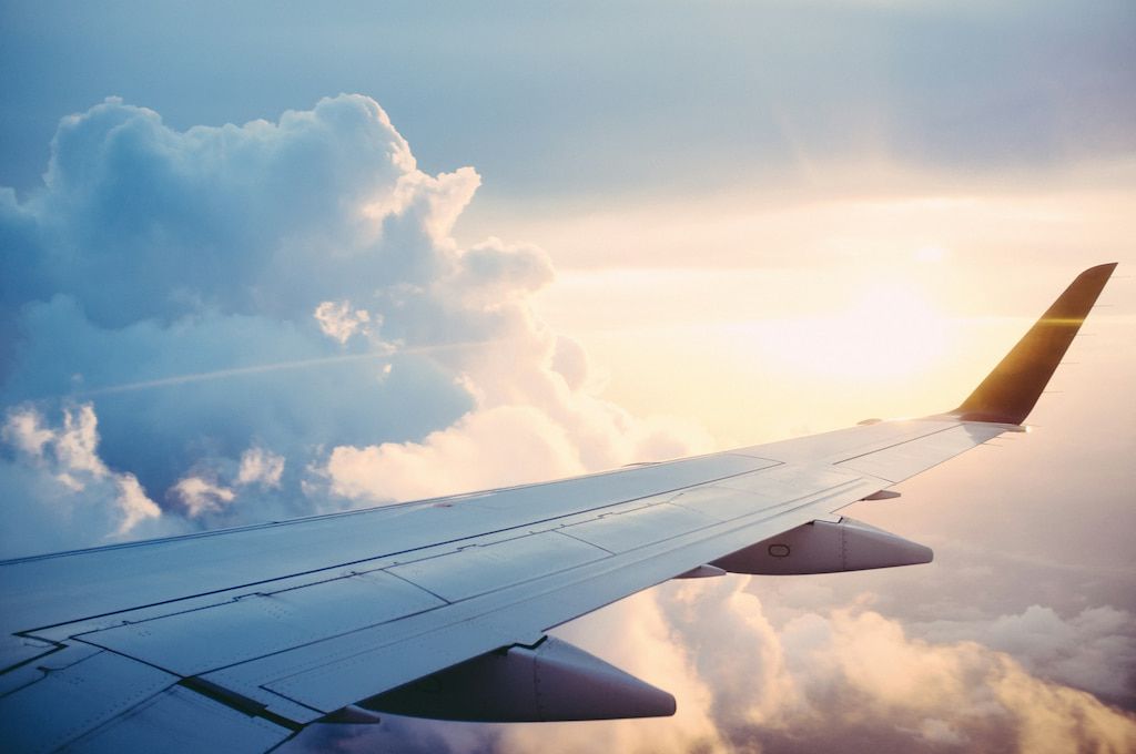 ala di un aereo passeggeri in volo