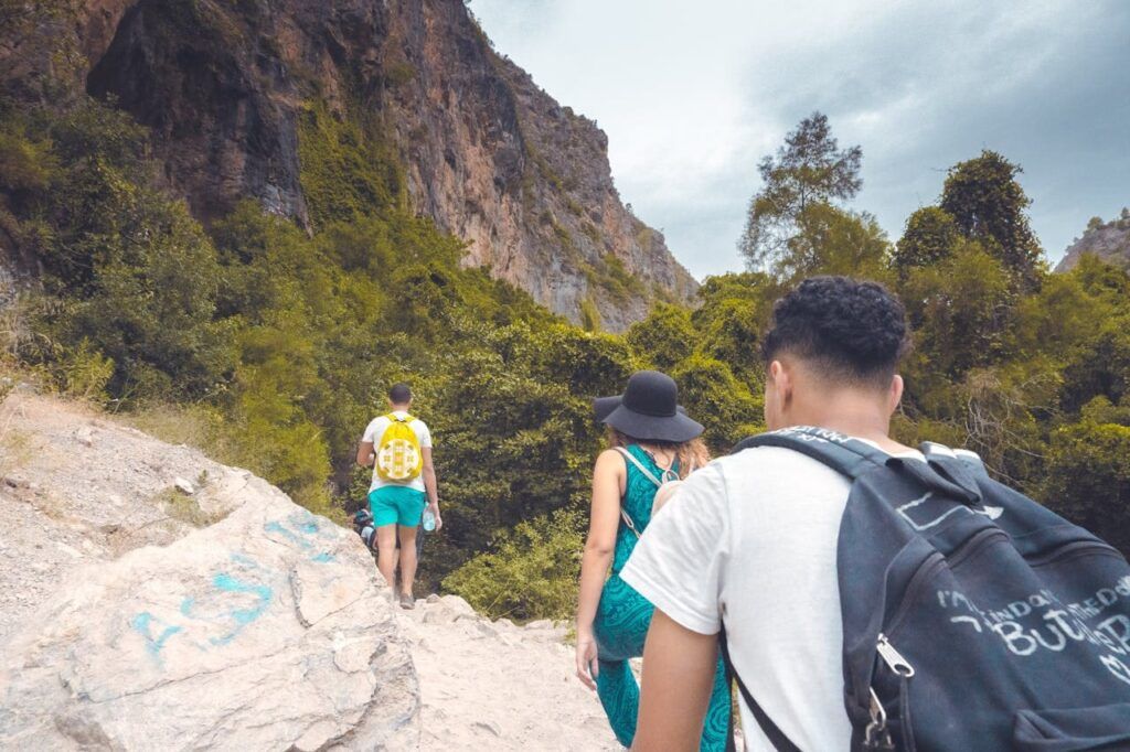 Gruppo di persone in trekking tra i sentieri rocciosi del Marocco