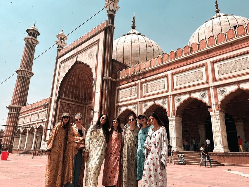 Gruppo WeRoad in abiti tradizionali alla Jama Masjid, Delhi