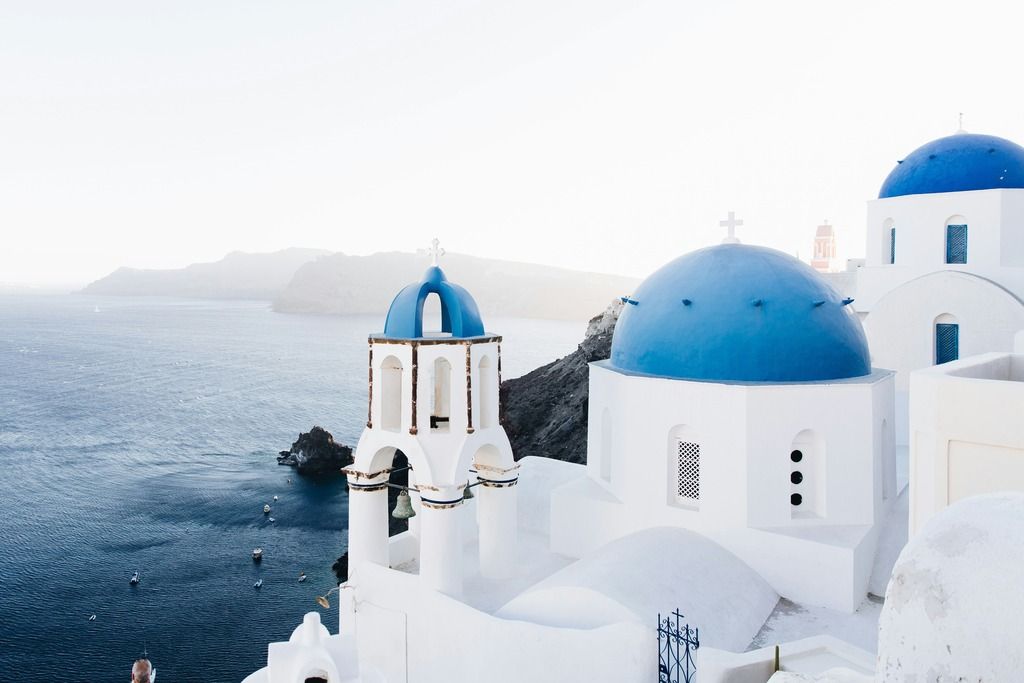 Panorama mozzafiato di Santorini, Grecia: case bianche a picco sul mare blu.