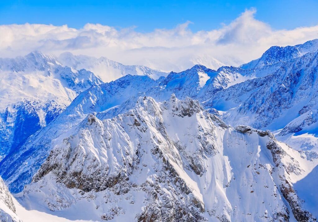 Cime innevate e catena montuosa alpina