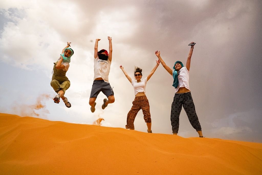 Gruppo di viaggiatori WeRoad nel deserto del Marocco.