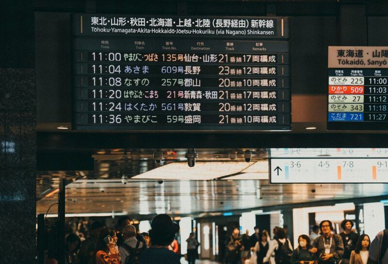 Tabellone partenze di una stazione in Giappone
