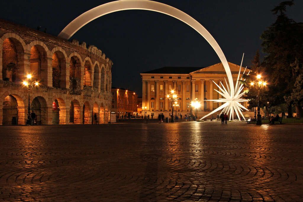 La Stella Cometa gigante in Piazza Bra illumina l’Arena.