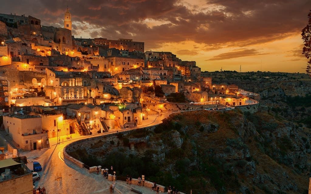Tramonto su Matera: i Sassi si illuminano di rosso e sembrano un presepe naturale.