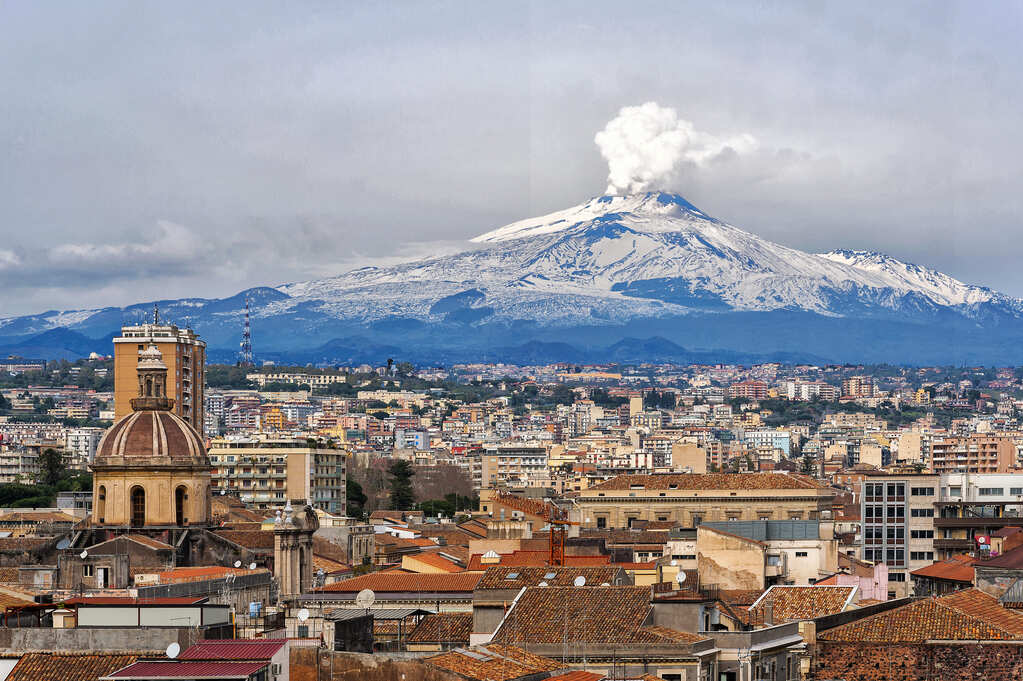 L'Etna innevato si staglia su Catania e regala un panorama mozzafiato.