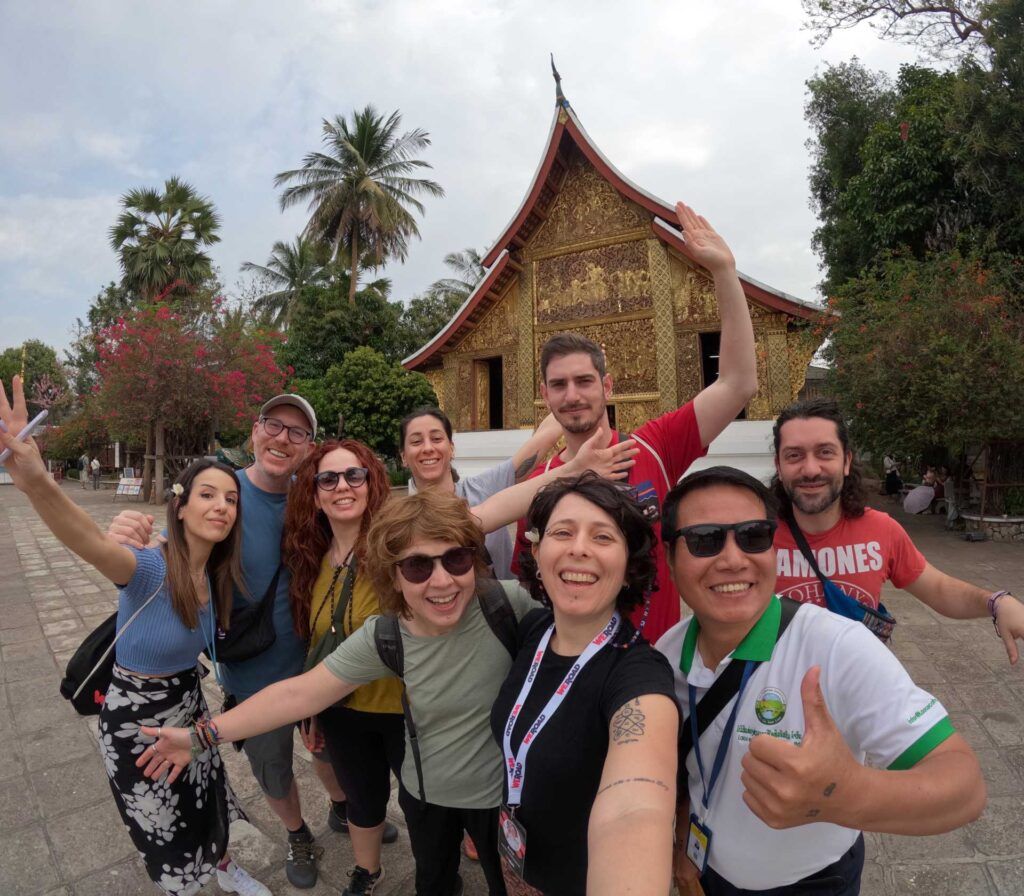 Viaggiatori WeRoad con guida locale.