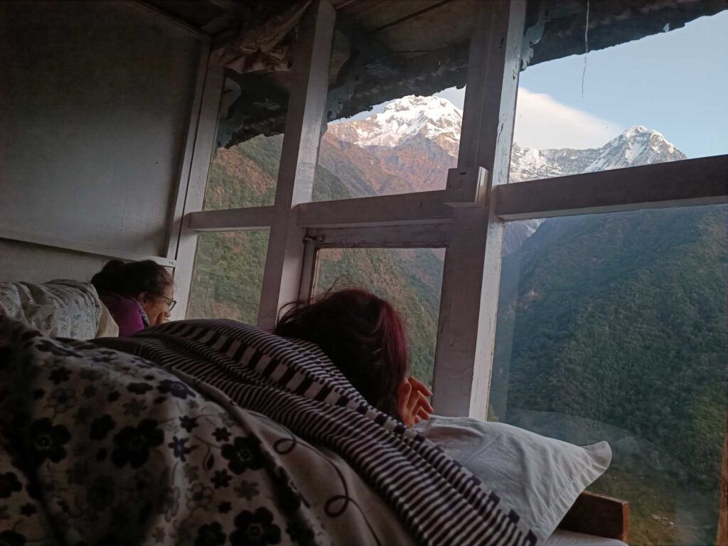 Viaggiatori WeRoad guardano il panorama dall'alloggio in Nepal.