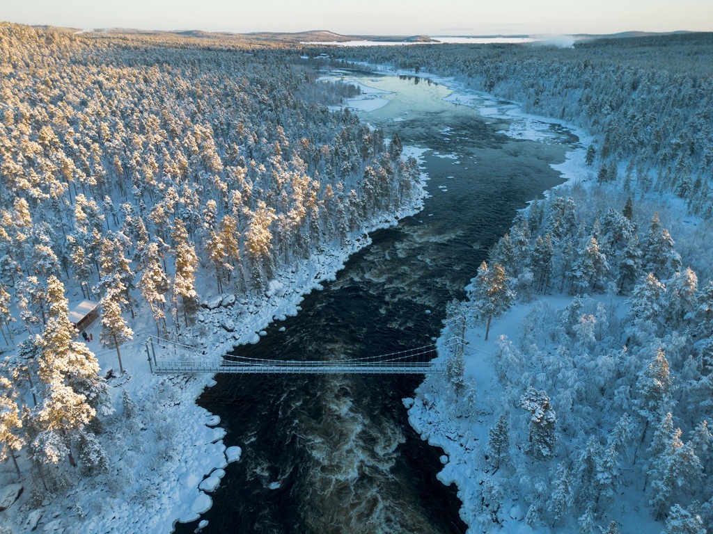 Le acque del lago Inari e la foresta innevata che lo circonda