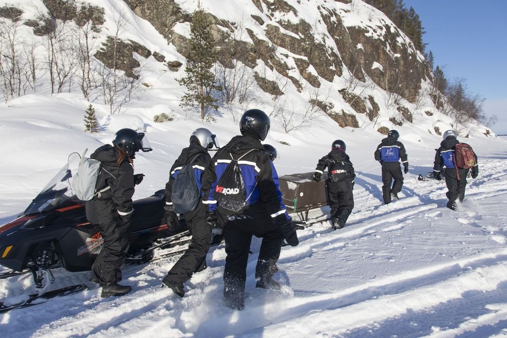 Gruppo WeRoad si gode una gita in motoslitta in Lapponia 