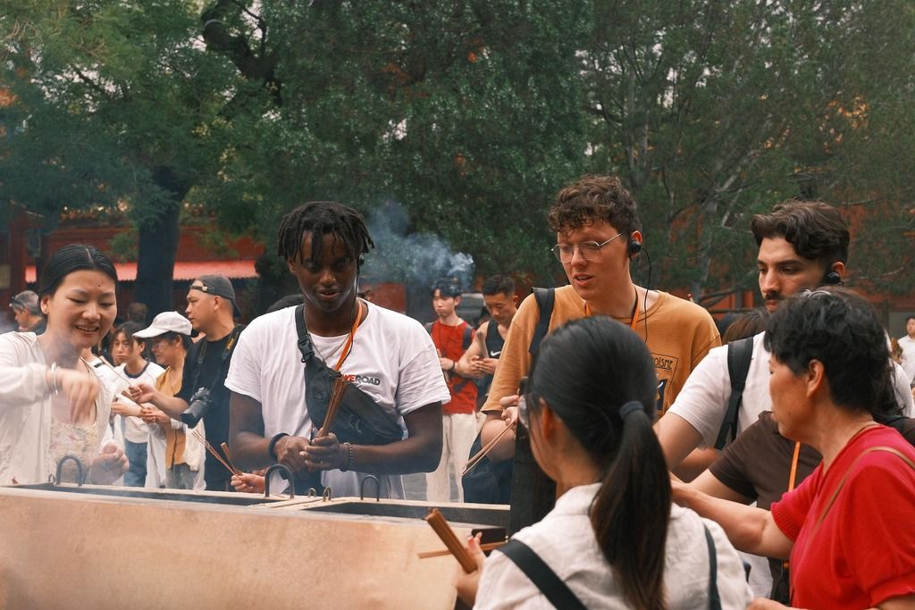 Compagni di viaggio WeRoad partecipano a un rituale in Giappone