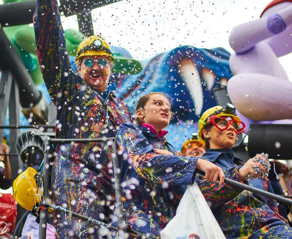 Persone in costume che sfilano nel Carnevale di Viareggio
