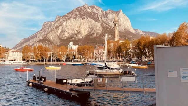 Lungolago di Lecco con porto e montagne sullo sfondo