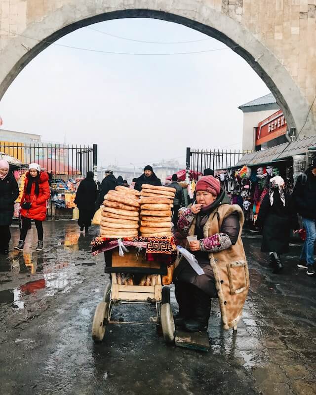 Mercato locale a Bishkek con pane tradizionale