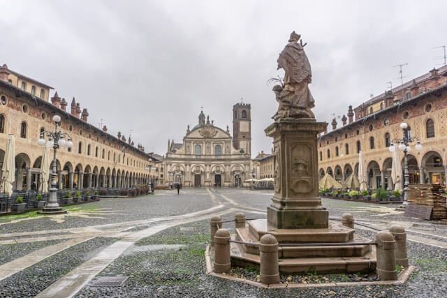 Piazza Ducale di Vigevano con portici e statua centrale