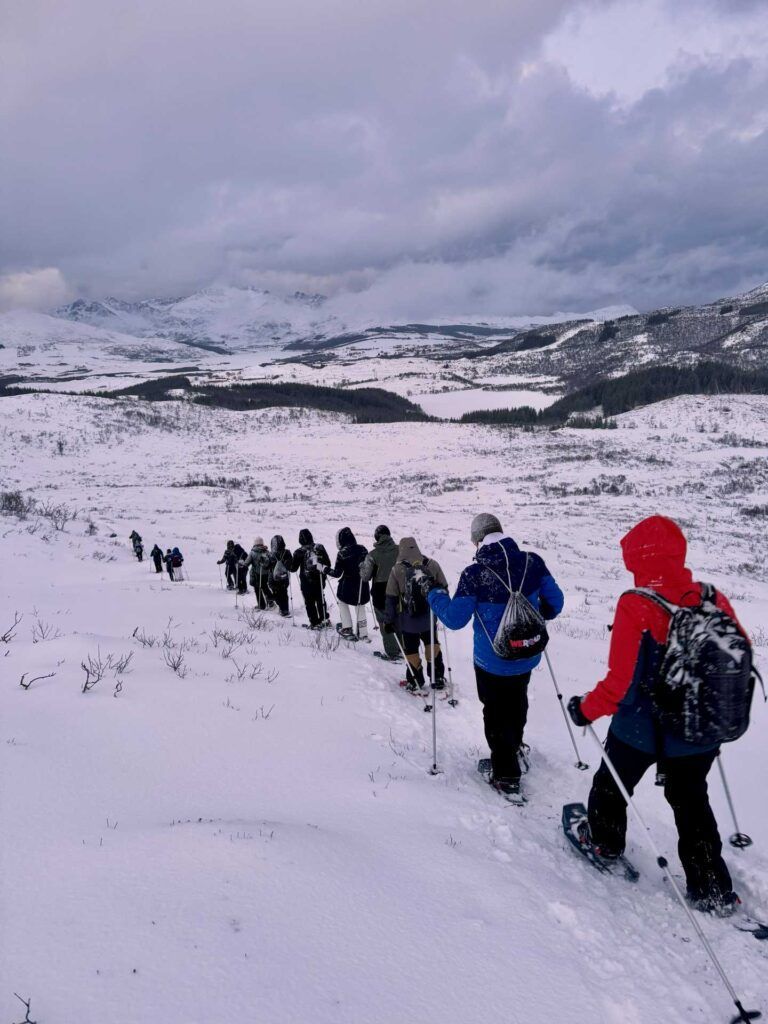 Un gruppo WeRoad cammina nelle Lofoten.