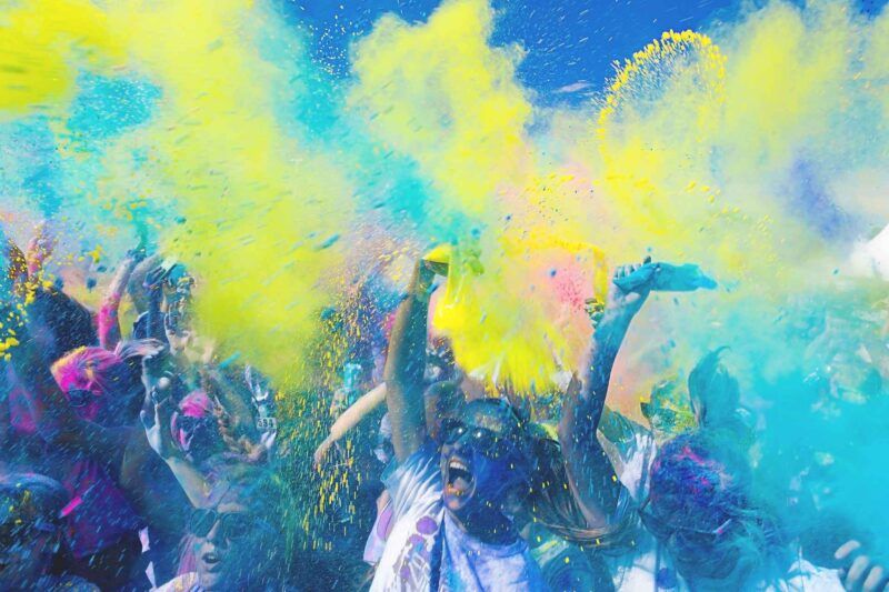 Dalle Fallas all’Holi Festival: tutti gli eventi che accendono marzo
