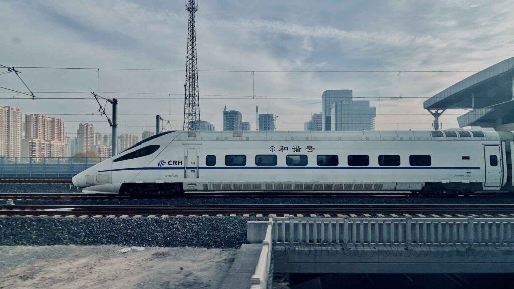 Treno Shinkansen di profilo.