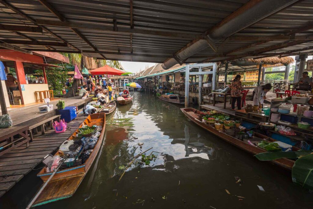 Barche su un corso d'acqua in Thailandia.