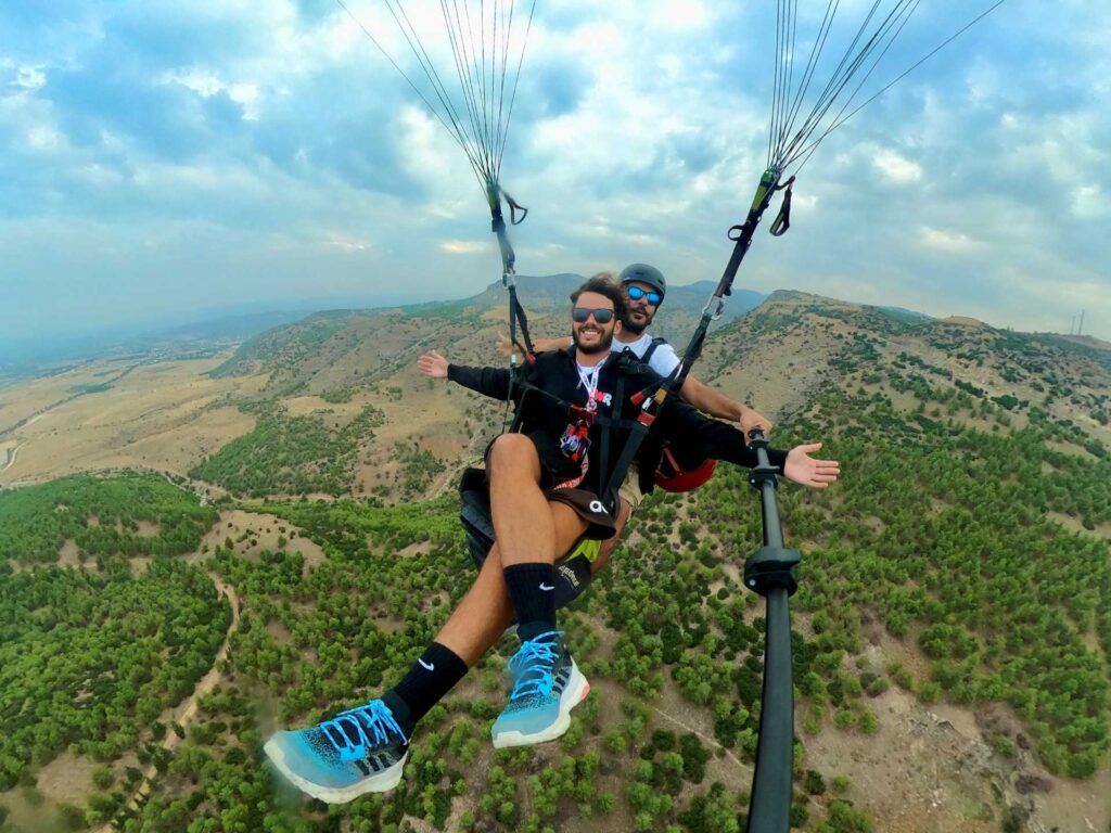 Viaggiatori WeRoad si divertono in parapendio.