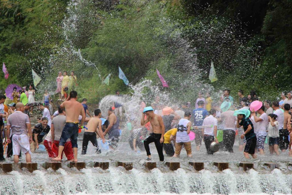 Persone festeggiano il Songkran con l'acqua.