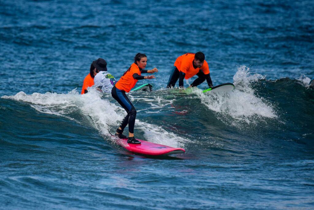 Un gruppo WeRoad si cimenta nel surf a Tenerife.
